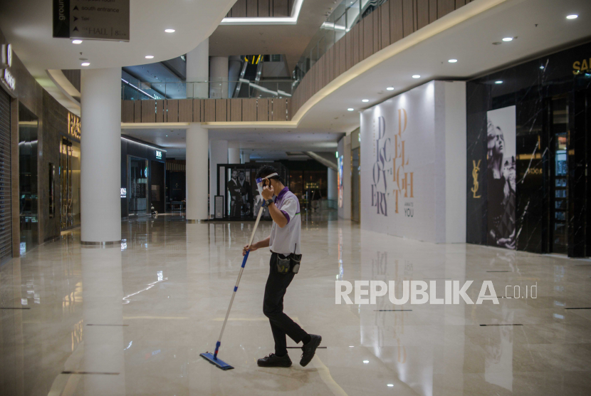 Petugas membersihkan lantai di Mall Senayan City, Jakarta, Selasa (9/6). Senayan City tak lagi menyediakan alat sholat di musholanya.