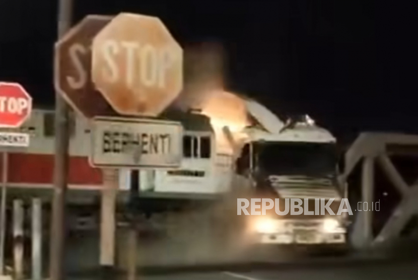 Kereta Api (KA) Brantas jurusan Jakarta-Blitar menabrak satu unit truk trailer di jembatan Jalan Madukoro, Semarang, Jawa Tengah, Selasa (18/7/2023).Dok Tangkap Layar/Instagram Pstore_jakarta
