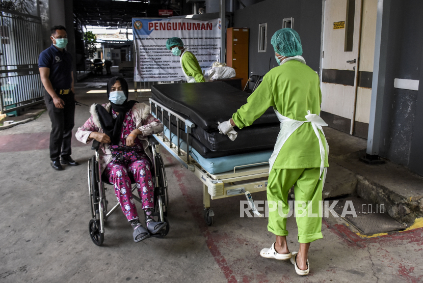 Tenaga kesehatan membawa tempat tidur pasien yang telah didisinfeksi di depan Instalasi Gawat Darurat RSUD Cibabat, Jalan Jend H Amir Machmud, Kota Cimahi.