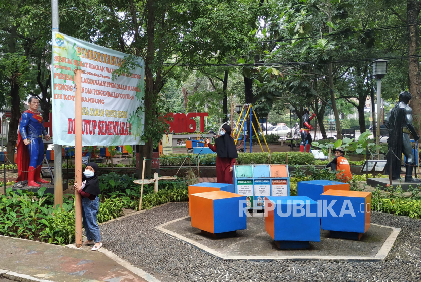 Pengumuman pemberitahuan penutupan taman di pasang di area Taman Super Hero, Kota Bandung, Jumat (25/6). Penutupan taman dan ruang publik dilakukan dalam rangka pencegahan dan pengendalian Covid-19 di Kota Bandung.