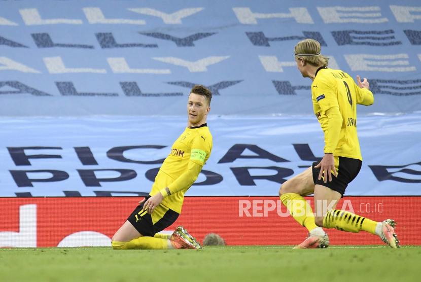 Marco Reus (kiri) bersama Erling Haaland saat masih sama-sama membela Borussia Dortmund. Haaland memperkuat Manchester City mulai musim ini dan akan bertemu Dortmund di Grup G Liga Champions.