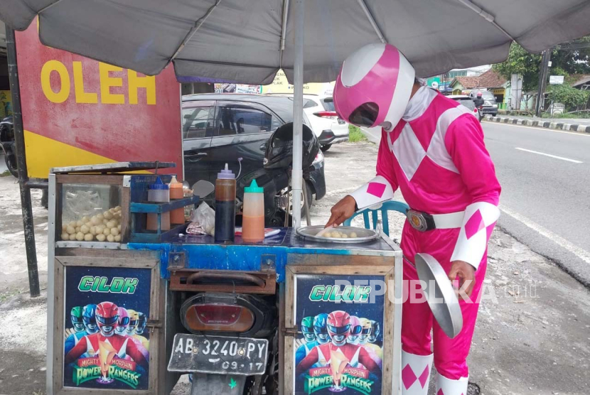 Juwanso (40 tahun), penjual cilok berkostum Power Rangers di Sleman, Daerah Istimewa Yogyakarta (DIY).