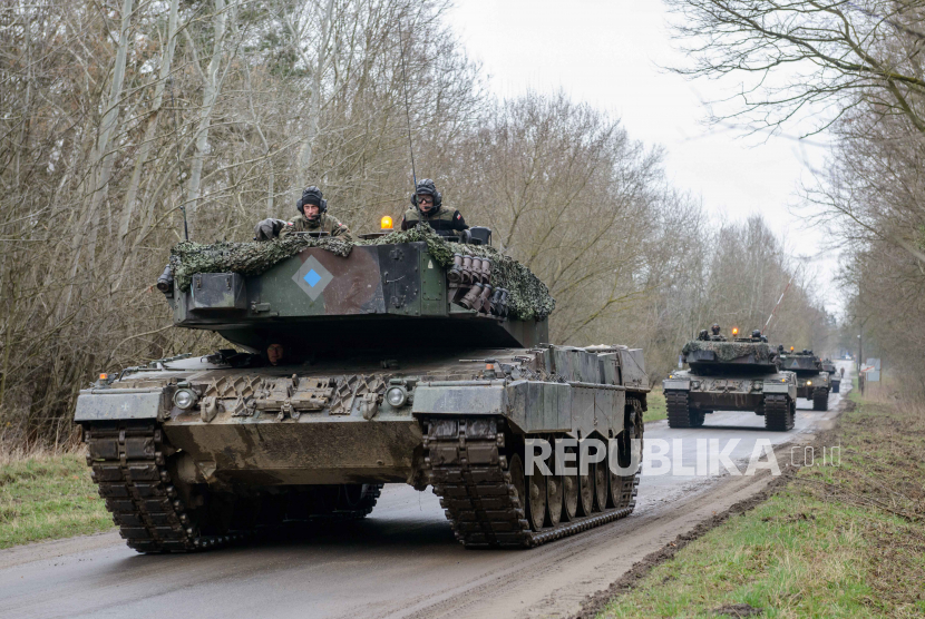 File foto tentara Polandia dengan tank Leopard 2 buatan Jerman maju di tempat latihan Militer Biedrusko di Biedrusko, Polandia Barat, 24 Maret 2014 (diterbitkan ulang 23 Januari 2023). Tank Leopard milik Polandia pertama telah tiba di Ukraina pada Jumat (24/2/2023).