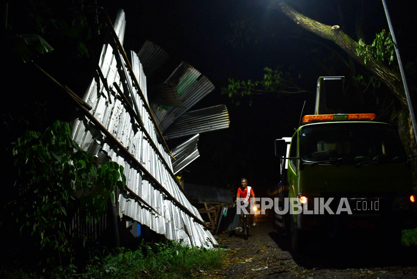 Ilustrasi bangunan roboh akibat angin kencang. Fasilitas Umum dan Rumah di Aceh Rusak Akibat Angin Kencang