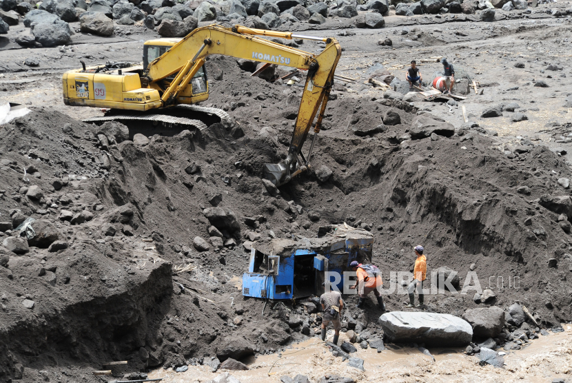 Pekerja menggunakan ekskavator mengevakuasi mesin genset yang tertimbun lahar hujan di aliran sungai Senowo kawasan lereng Gunung Merapi Dusun Trono, Krinjing, Dukun, Magelang, Jawa Tengah, Kamis (2/12/2021). Hujan lebat pada Rabu (1/12/2021) mengakibatkan banjir lahar hujan di sejumlah sungai yang berhulu di Gunung Merapi yang menyebabkan empat truk terjebak dan sejumlah fasilitas proyek pembangunan Sabo Dam rusak. 