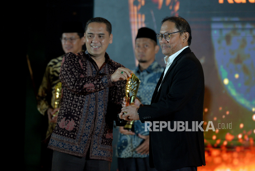Perwakilan BSI Maslahat menerima Anugerah Syariah Republika 2023 Kategori Lembaga Filantropi Pemberdayaan Ekonomi Umat, Jakarta, Kamis (30/11/2023).