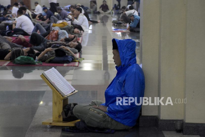 Umat muslim membaca Alquran (tadarus) saat beritikaf pada sepuluh malam terakhir Ramadhan 1443 H di Masjid Pusdai, Kota Bandung, Sabtu (23/4/2022) dini hari. Pesan Nabi Muhammad SAW Bagi Muslim yang Belum Bisa Baca Alquran