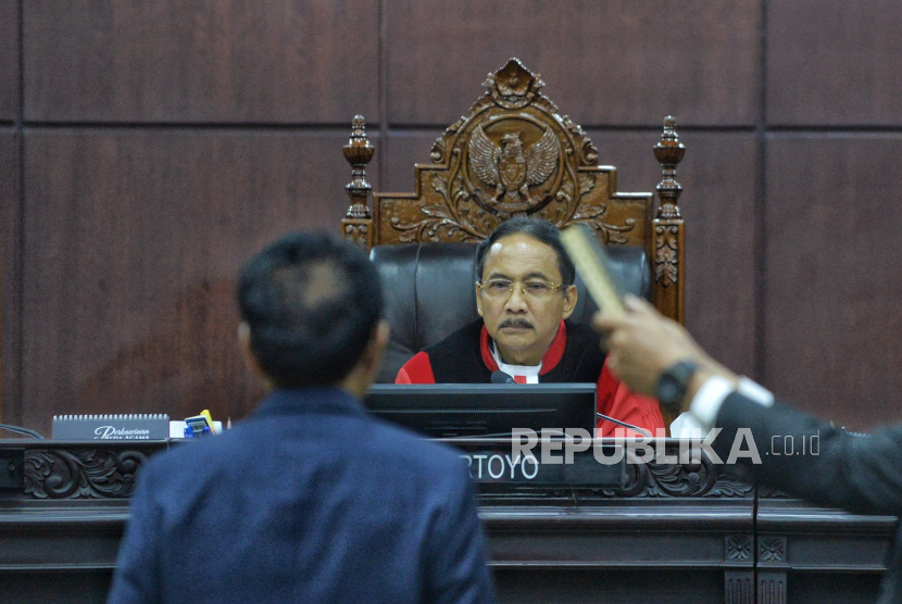 Ketua Majelis Hakim Mahkamah Konstitusi (MK) Suhartoyo. Ketua MK Suhartoyo akan menjadi penentu putusan sengketa Pilpres jika voting imbang.
