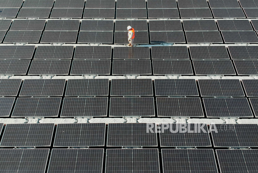 Teknisi memeriksa solar panel pada proyek PLTS Terapung di Waduk Cirata, Kabupaten Purwakarta, Jawa Barat, Selasa (26/9/2023). 