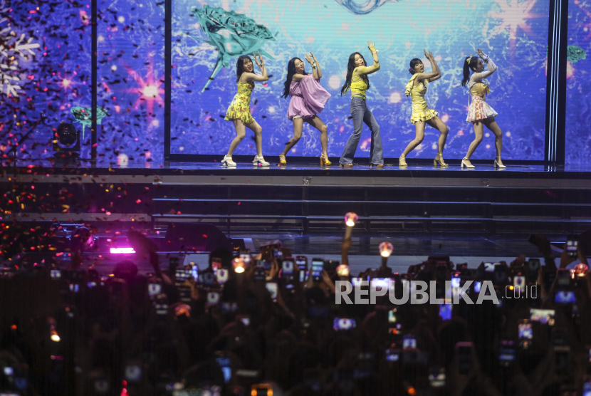 Personel Red Velvet tampil dalam acara Allo Bank Festival di Istora Senayan, Jakarta, Sabtu (21/5/2022). Setelah hampir 3,5 tahun, Red Velvet akan kembali menggelar konser tunggal di Seoul Korea Selatan. Konser tunggal keempatnya akan berlangsung pada 1-2 April 2023.
