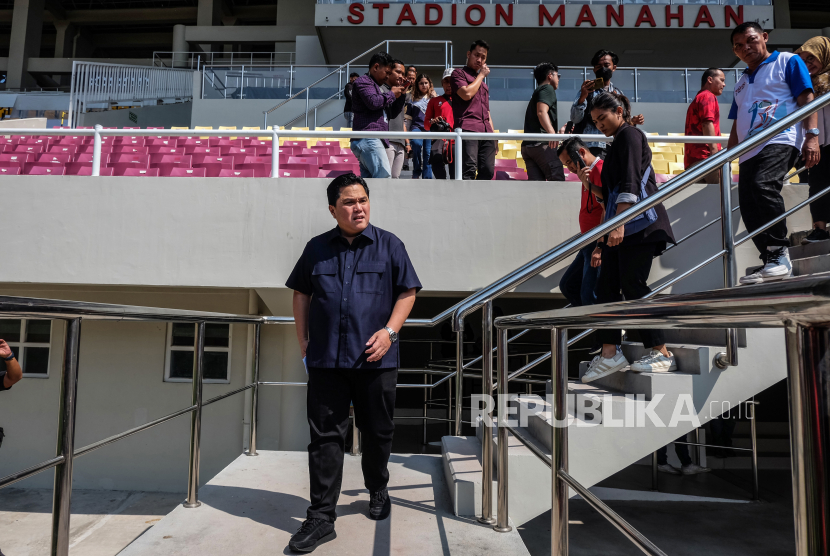 Ketua Umum PSSI Erick Thohir (kiri) meninjau berbagai fasilitas di Stadion Manahan Solo, Jawa Tengah, Ahad (4/6/2023). Peninjauan tersebut untuk memastikan kesiapan Stadion Manahan Solo yang akan menjadi lokasi pertandingan babak kualifikasi sepak bola Piala Asia AFC U-23 2024 pada 4-12 September 2023. 