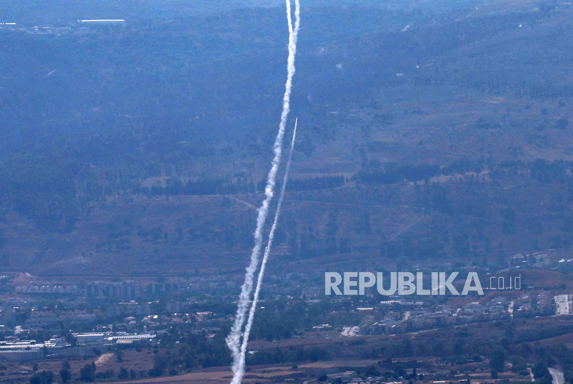  Sistem pertahanan udara Iron Dome Israel mencegat proyektil yang ditembakkan dari Lebanon selatan di atas Kiryat Shmona, Israel utara, Sabtu (13/7/2024). Militer Israel menyatakan bahwa pada 13 Juli telah mengidentifikasi ada sekitar 15 peluncuran rudal yang melintasi dari Lebanon ke Israel utara. Akibat jatuhnya pecahan peluru dari pencegat rudal, empat tentara Israel terluka - satu luka parah, satu luka sedang, dan dua lainnya luka ringan.  