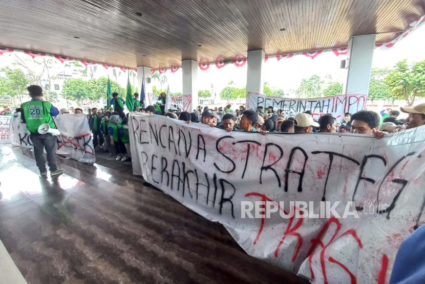 Mahasiswa Universitas Siliwangi (Unsil) menggelar aksi unjuk rasa menyoroti sektor pertanian di halaman Bale Kota Tasikmalaya, Jawa Barat, Kamis (21/9/2023). 