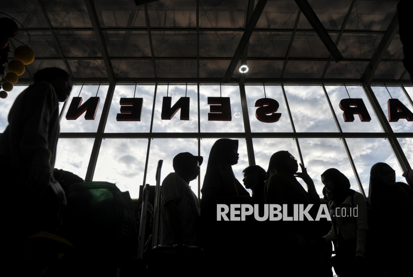 Calon penumpang bersiap menaiki kereta di Stasiun Pasar Senen, Jakarta. (ilustrasi)