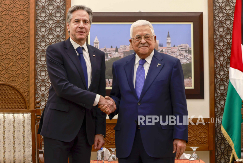 Menlu AS Antony Blinken (kiri)  bertemu Presiden Palestina Mahmoud Abbass. Kemerdekaan Palestina adalah kunci stabilitas kawasan 