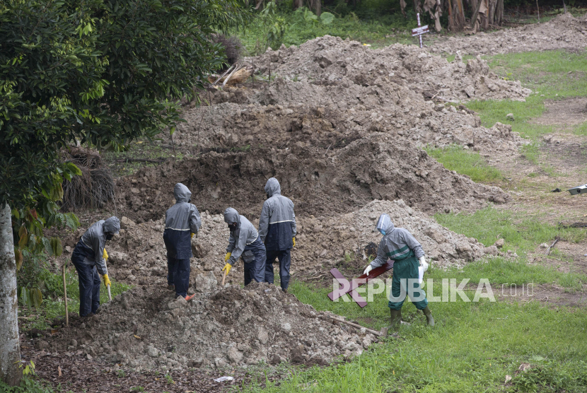 Petugas pemakaman di Gorontalo pingsan saat akan mengubur jenazah PDP. Ilustrasi.
