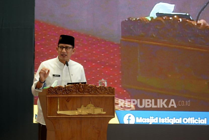 Menteri Pariwisata dan Ekonomi Kreatif (Menparekraf) Sandiaga Uno  memberikan sambutan dalam Gebyar Syiar Maulid Nabi Muhammad SAW 1445 H di Masjid Istiqlal, Jakarta, Kamis (28/9/2023). 
