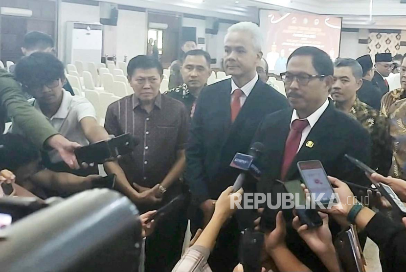 Penjabat (Pj) Gubernur Jaw Tengah, Nana Sudjana didampingi Ganjar Pranowo menjawab pertanyaan wartawan, usai acara serah terima jabatan di Gedung Gradhika Bhakti Praja, Kota Semarang, Rabu (6/9/23).