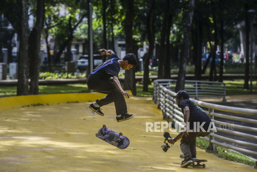 Anak-anak bermain skateboard di Taman Puring, Jakarta, Selasa (6/4). Taman Puring kembali dibuka di tengah masa Pemberlakuan Pembatasan Kegiatan Masyarakat (PPKM) Mikro, sebanyak tiga hutan kota dan 25 taman kota di DKI Jakarta telah dibuka kembali untuk umum. Republika/Putra M. Akbar