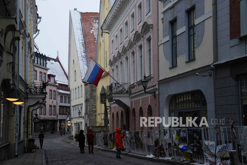 Orang-orang berjalan melewati Kedutaan Besar Rusia di Tallinn, Estonia, Senin, 23 Januari 2023. Estonia menggelar pemilihan umum yang mengadu pemerintah pro-Kiev dengan partai sayap kanan. 