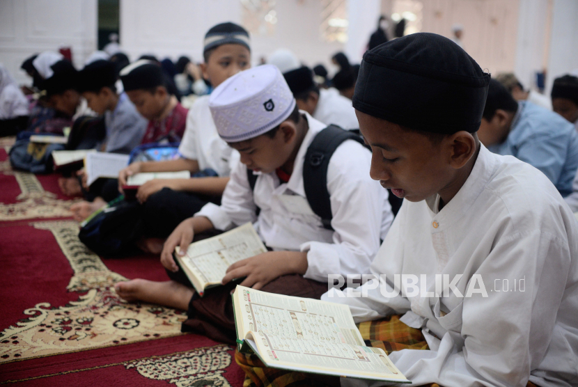Anak-anak membaca Al Quran saat mengikuti Pesantren Kilat Ramadan di Masjid Agung Sunda Kelapa, Jakarta, Selasa (28/3/2023). Pesantren kilat  diusulkan sebagai upaya mencegah tawuran remaja selama Ramadhan.
