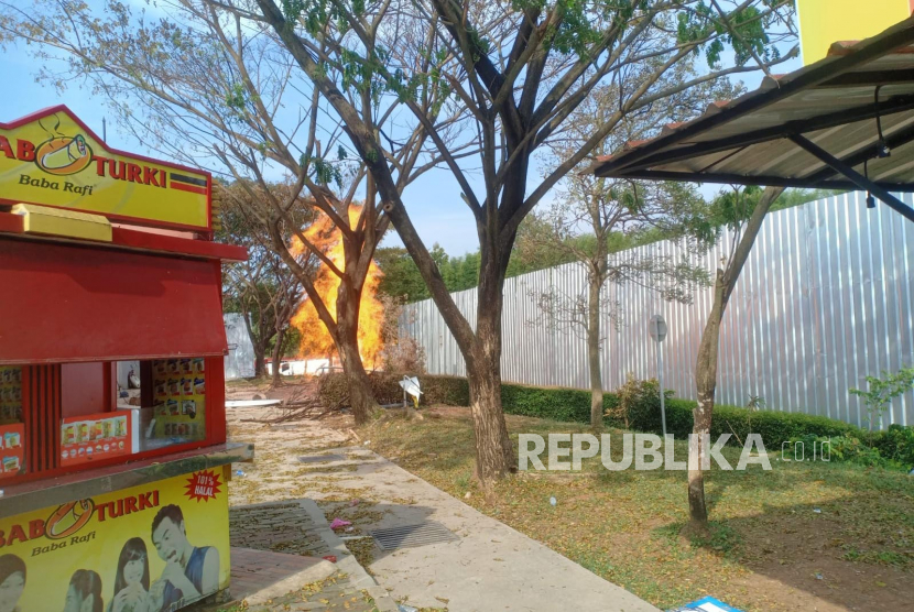 Semburan api di rest area Tol Cipali KM 86 B, wilayah Kabupaten Subang, Jawa Barat. 