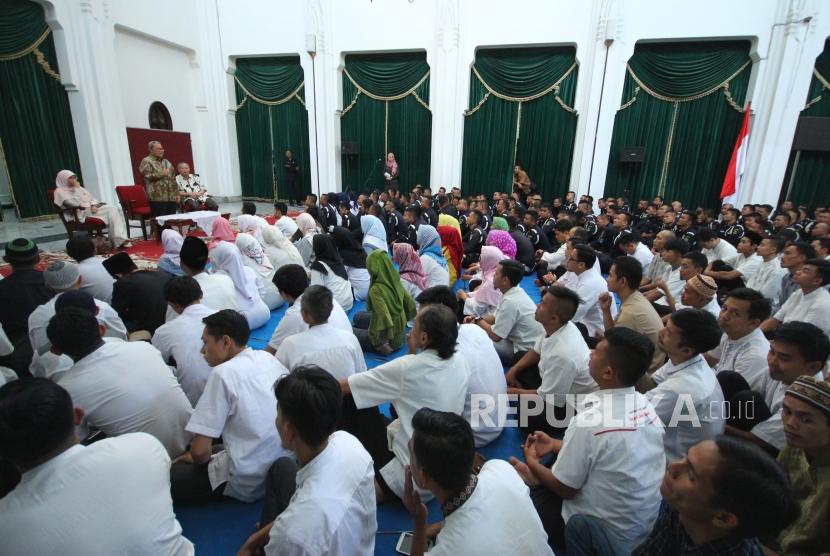Di depan ratusan satpam, cleaning service dan para pegawai, Gubernur Jawa Barat Ahmad Heryawan (Aher) menyampaikan ucapan terima kasih dimasa terakhir jabatannya, di Gedung Sate, Kota Bandung, Selasa (12/6).