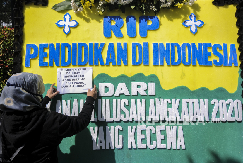 Orang tua siswa memasang kertas pada karangan bunga yang terpasang di depan Balai Kota Jakarta, Senin (6/7). Karangan bunga itu merupakan bentuk simbolik kekecewaan dari para orang tua siswa terkait proses Pendaftaran Peserta Didik Baru (PPDB) DKI Jakarta yang dinilai tidak adil. PPDB DKI Jakarta resmi berakhir pada Rabu (8/7) pukul 15.00 WIB.