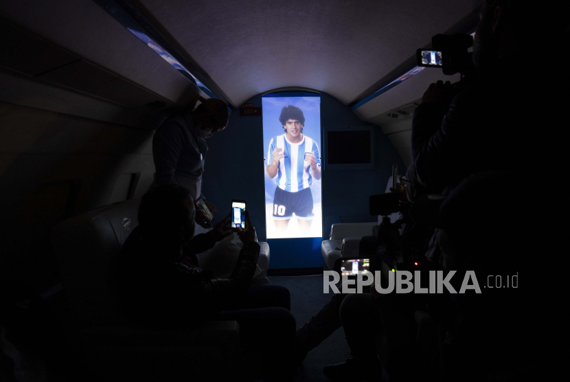Wartawan merekam video di dalam pesawat saat presentasi pesawat yang didedikasikan untuk mendiang legenda sepak bola Diego Maradona, di sebuah pangkalan militer di Moron, di pinggiran Buenos Aires, Argentina, Rabu, 25 Mei 2022.