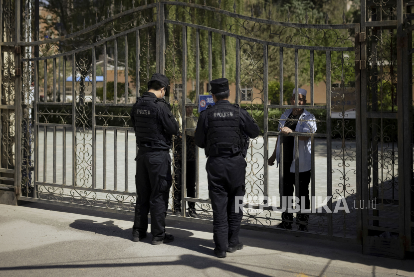 Petugas polisi meminta masuk ke sebuah masjid di Changji di luar Urumqi, Daerah Otonomi Uyghur Xinjiang, Cina, Kamis (6/5). Komisaris Tinggi Hak Asasi Manusia Perserikatan Bangsa-Bangsa (PBB) Michelle Bachelet dapat mengunjungi Xinjiang. 
