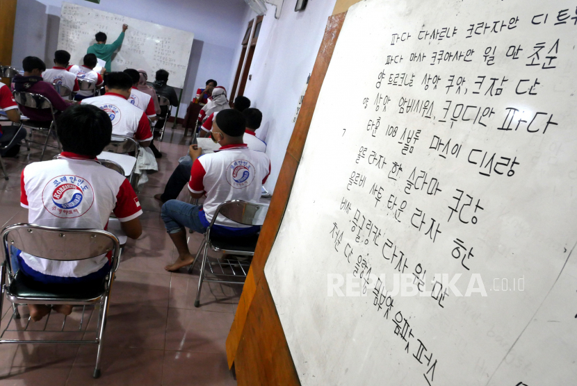 Peserta pelatihan mengikuti materi bahasa Korea. 
