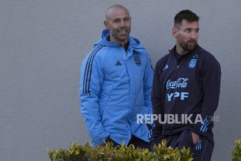 Argentinas Lionel Messi, right, and U-23 Argentina Coach Javier Mascherano. 