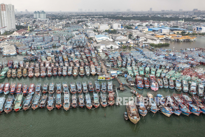 Foto areal sejumlah kapal nelayan bersandar saat tidak melaut di Dermaga Muara Angke, Jakarta, Rabu (28/12/2022). Ketua Komisi IV DPR Sudin menyoroti implementasi program pupuk bersubsidi dan solar untuk nelayan.