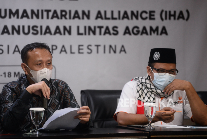 Ketua Komite Indonesian Humanitarian Alliance (IHA) Muhammad Ali Yusuf (kiri) bersama perwakilan organisasi kemasyarakatan dan lembaga swadaya masyarakat yang tergabung dalam Indonesian Humanitarian Alliance (IHA) dan Tokoh Penggerak Aksi Kemanusiaan Lintas Agama saat memberikan keteranga pers atas krisis kemanusiaan Palestina di Jakarta, Selasa (18/5). Menyikapi krisis kemanusiaan Pelstina yang terjadi, IHA dan tokoh penggerak aksi kemanusiaan lintas agama menyatakan sikap antara lain mendesak Israel untuk mengehentikan serangan yang telah meyebabkan terus bertambahnya korban warga sipil khususnya anak-anak, wanita dan warga lanjut usia serta meminta semua pihak untuk mengedepankan langkah diplomasi dan negosiasi yang difasilitasi oleh PBB untuk mencapai perdamaian berpedoman pada resolusi Dewan Keamanan PBB dan berdasarkan parameter yang disepakati secara internasional.Prayogi/Republika.