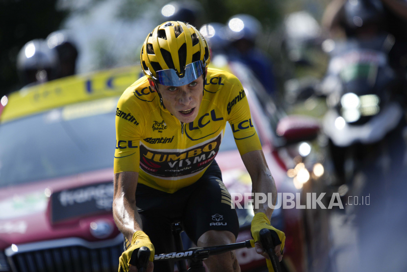 Jonas Vingegaard dari Denmark, mengenakan kaus kuning pemimpin keseluruhan, Tour de France.