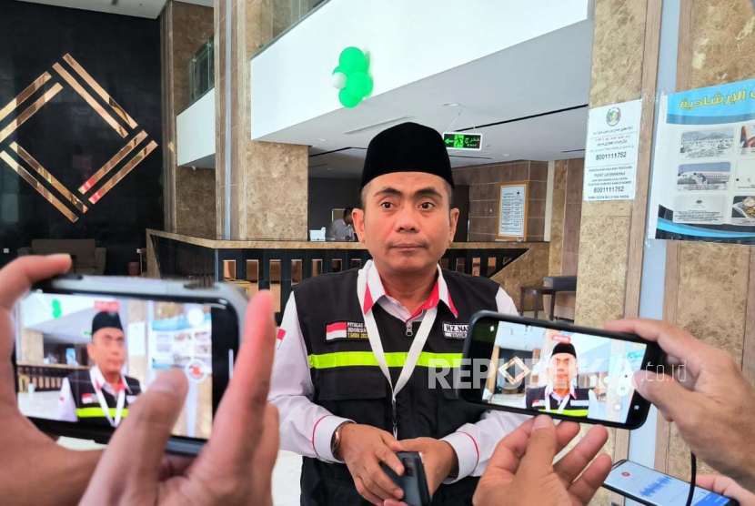 Kepala Seksi Bimbingan Ibadah Daerah Kerja (Daker) Makkah, KH Zulkarnain Nasution, menyatakan Mencium Kabah di tengah kepadatan tak dianjurkan agama dan keamanan