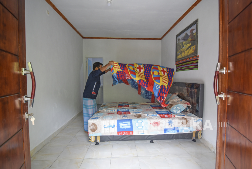 Seorang warga menata tempat tidur di kamar homestay yang baru selesai dibangun di rumahnya, di NTB, beberapa waktu lalu. Jelang MotoGP, Pemkot Mataram, NTB, mendata rumah warga untuk dijadikan homestay.