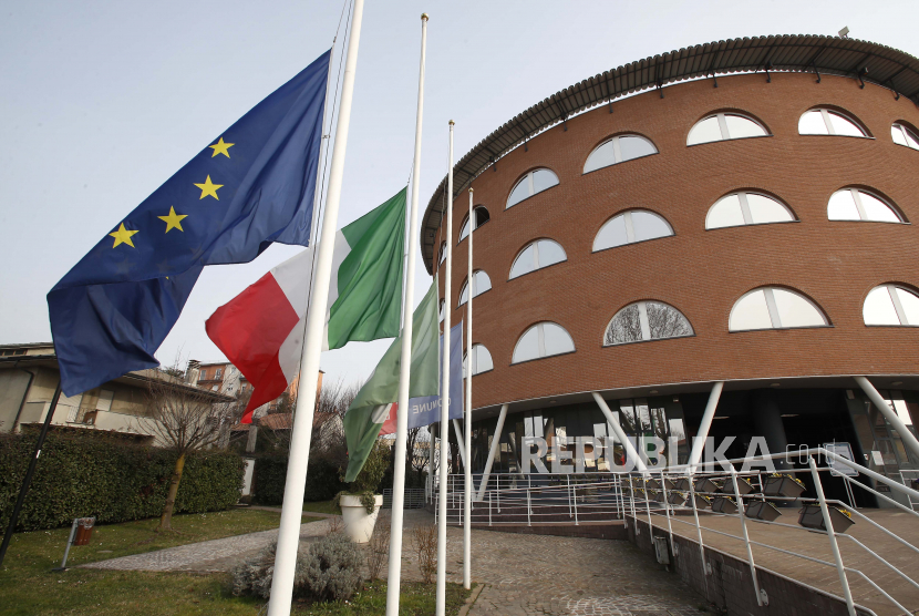  Bendera setengah tiang di luar balai kota Limbiate, dekat Milan, Italia. Komisi Eropa mendesak pemerintah Italia yang baru mempertahankan program reformasi dana bantuan pemulihan Covid-19 tambahan dari Eropa senilai 21 miliar euro akan dikirim pada Selasa (27/9/2022). 