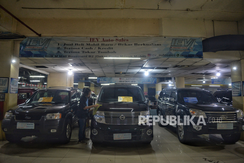 Pekerja membersihkan mobil bekas yang dijual di bursa mobil bekas Mall Blok M, Jakarta, Rabu (29/5/2024). Penjual mobil bekas khawatikan kenaikan PPN.