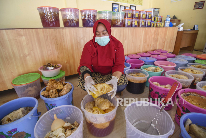 Seorang perempuan melakukan proses pemerasan sarang madu hutan Sumbawa sebelum dikemas, (ilustrasi).  ID Food dorong sektor permodalan bagi pelaku UMKM perempuan.