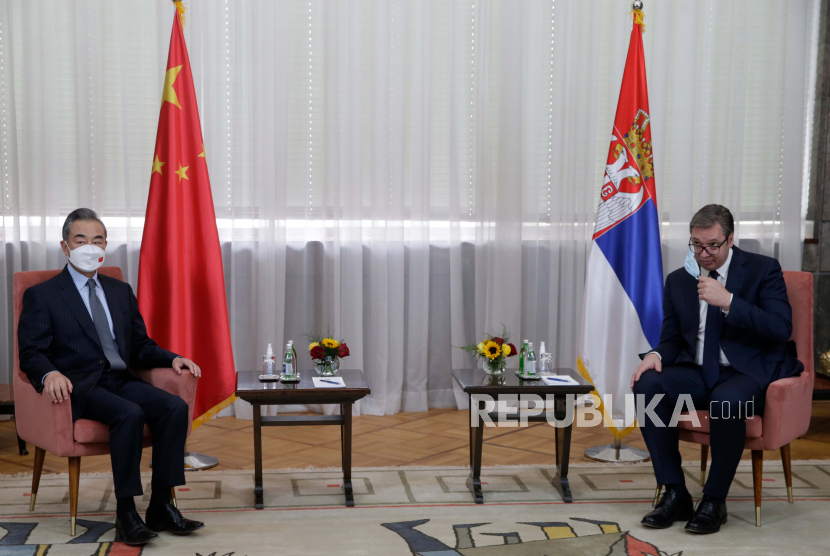  Presiden Serbia Aleksandar Vucic (kanan) dan Menteri Luar Negeri China Wang Yi (kiri) berfoto selama pertemuan mereka di Beograd, Serbia, 28 Oktober 2021.  Serbia bersiap hadapi tekanan politik usai Rusia akui dua republik di timur Ukraina. Ilustrasi. 