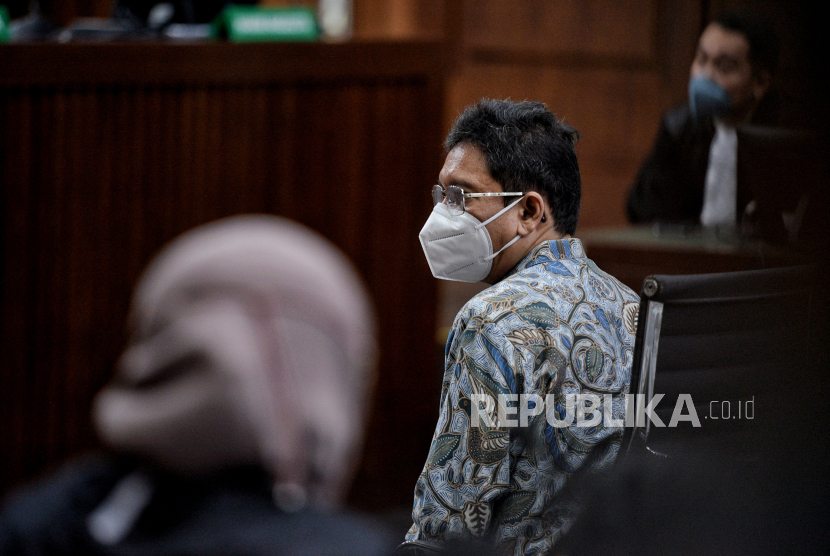 Terdakwa mantan Direktur Jenderal Perdagangan Luar Negeri Kementerian Perdagangan RI Indra Sari Wisnu Wardhana dan terdakwa lainnya saat menjalani sidang dakwaan terkait kasus dugaan korupsi pemberian fasilitas ekspor minyak sawit mentah (Crude Palm Oil) dan turunannya di Pengadilan Negeri Tipikor, Jakarta Pusat, Rabu (31/8/2022). Dalam sidang tersebut, Jaksa Penuntut Umum (JPU) mendakwa lima terdakwa telah merugikan keuangan negara mencapai Rp18,3 triliun. Lima terdakwa tersebut diantarnya Weibinanto Halimdjati alias Lin Che Wei, mantan Dirjen Perdagangan Luar Negeri Kemendag RI Indra Sari Wisnu Wardhana, eks Komisaris PT Wilmar Nabati Indonesia, Master Parulian Tumanggor, Senior Manager Corporate Affair PT Victorindo Alam Lestari, Stanley MA dan General Manager PT Musim Mas, Pierre Togar Sitanggang. Republika/Thoudy Badai