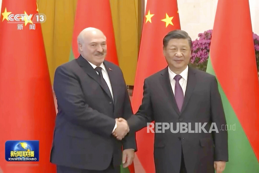 Dalam gambar yang diambil dari rekaman video yang dijalankan oleh CCTV China, Presiden Belarusia Alexander Lukashenko (kiri) berjabat tangan dengan Presiden China Xi Jinping saat upacara penyambutan yang diadakan di Aula Besar Rakyat, di Beijing, pada Rabu (1/3/2023). Presiden China dan Belarus  mendesak gencatan senjata dan negosiasi untuk mewujudkan penyelesaian politik atas konflik Ukraina.