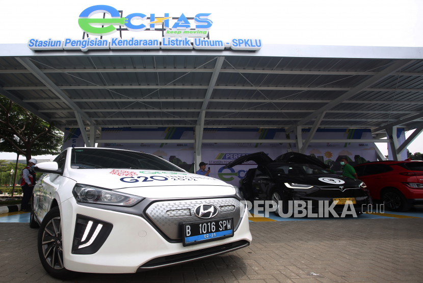 Kendaraan listrik keluar dari SPKLU listrik usai melakukan pengisian batrei usai diresmikan di  Stasiun Pengisian Kendaraan Listrik Umum (SPKLU) di Terminal 3 Bandara Soekarno Hatta, Tangerang, Banten, Rabu (9/11/2022). Dibukanya SPKLU Bandara Soekarno Hatta sebagai bentuk kontribusi Angkasa Pura II dalam percepatan pengembangan mobil listrik di tanah air serta mendukung Presidensi G20 tahun 2022 untuk kawasan bandara Soetta. 