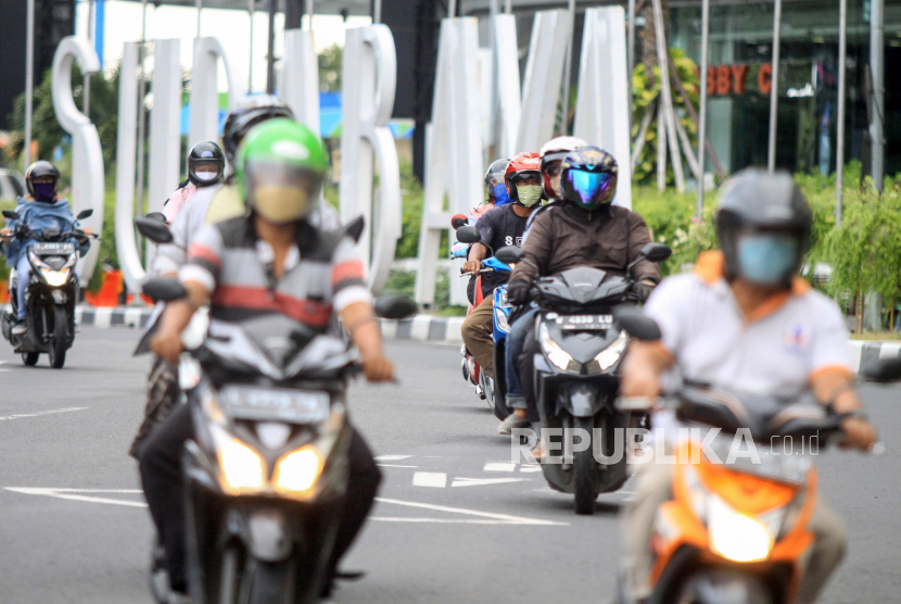 Sejumlah pengendara melintas di Bundaran Waru, Surabaya, Jawa Timur