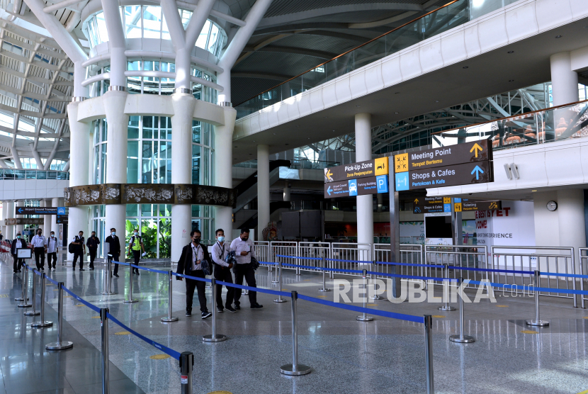 Pekerja melintas di area Terminal Internasional yang lengang di Bandara Internasional I Gusti Ngurah Rai, Badung, Bali. Badan Meteorologi, Klimatologi, dan Geofisika (BMKG) menyiapkan sejumlah jurus guna mengantisipasi bencana gempabumi dan tsunami yang sewaktu-waktu dapat menghantam Bandara Ngurah Rai, Bali. Ini penting dilakukan karena Bali merupakan pintu masuk wisatawan asing hingga sering menjadi tempat agenda internasional.