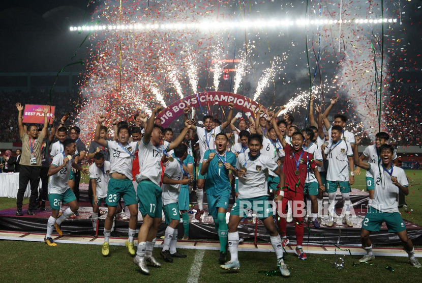 Pemain Timnas Indonesia U-16 merayakan kemenangan seusai mengalahkan Timnas Vietnam U-16 saat laga final AFF U-16 2022 di Stadion Maguwoharjo, Depok, Sleman, D.I Yogyakarta, Jumat (12/8/2022). Timnas Indonesia U-16 berhasil menjadi juara Piala AFF 2022 setelah mengalahkan Timnas Vietnam U-16 dengan skor 1-0. 