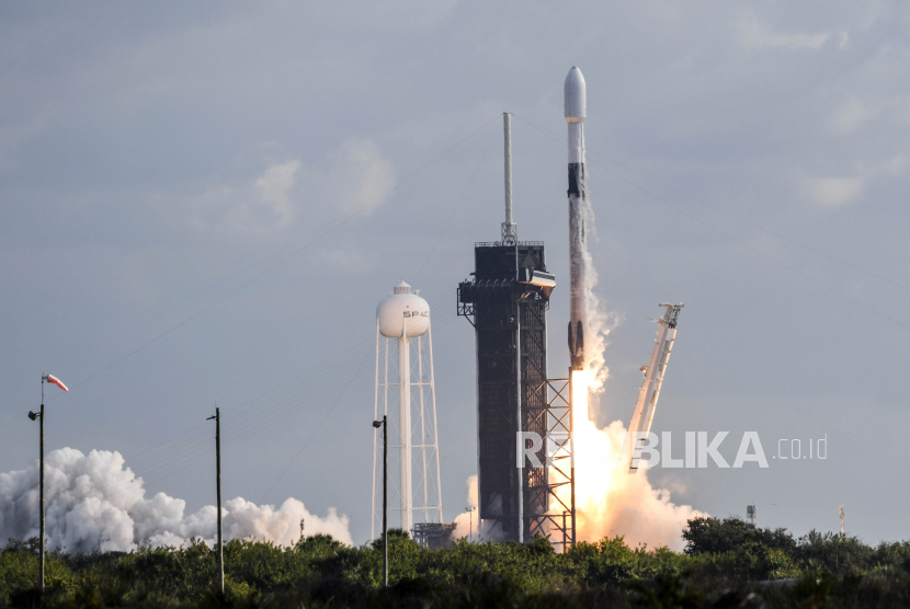  Roket SpaceX Falcon9 membawa satelit. ilustrasi