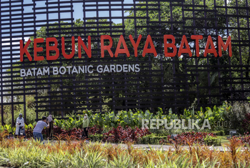 Pengunjung berfoto di dalam kawasan Kebun Raya Batam, Batam, Kepulauan Riau, Ahad (28/3/2021). 