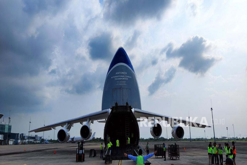 PT Jasa Angkasa Semesta (Tbk) atau JAS Airport Service menangani ground handling pesawat kargo asal Ukraina yakni Antonov AN-124 100 M di Bandara Kertajati, Majalengka, Jawa Barat.
